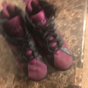 Nice tennis shoes, only worn a couple of times.